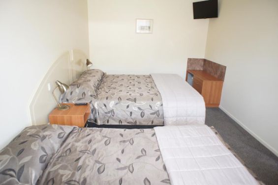 One-Bedroom Access Unit - queen-size and single beds