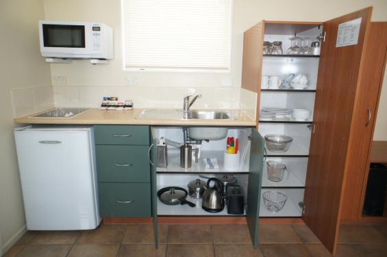 One-Bedroom Access Unit - kitchenette